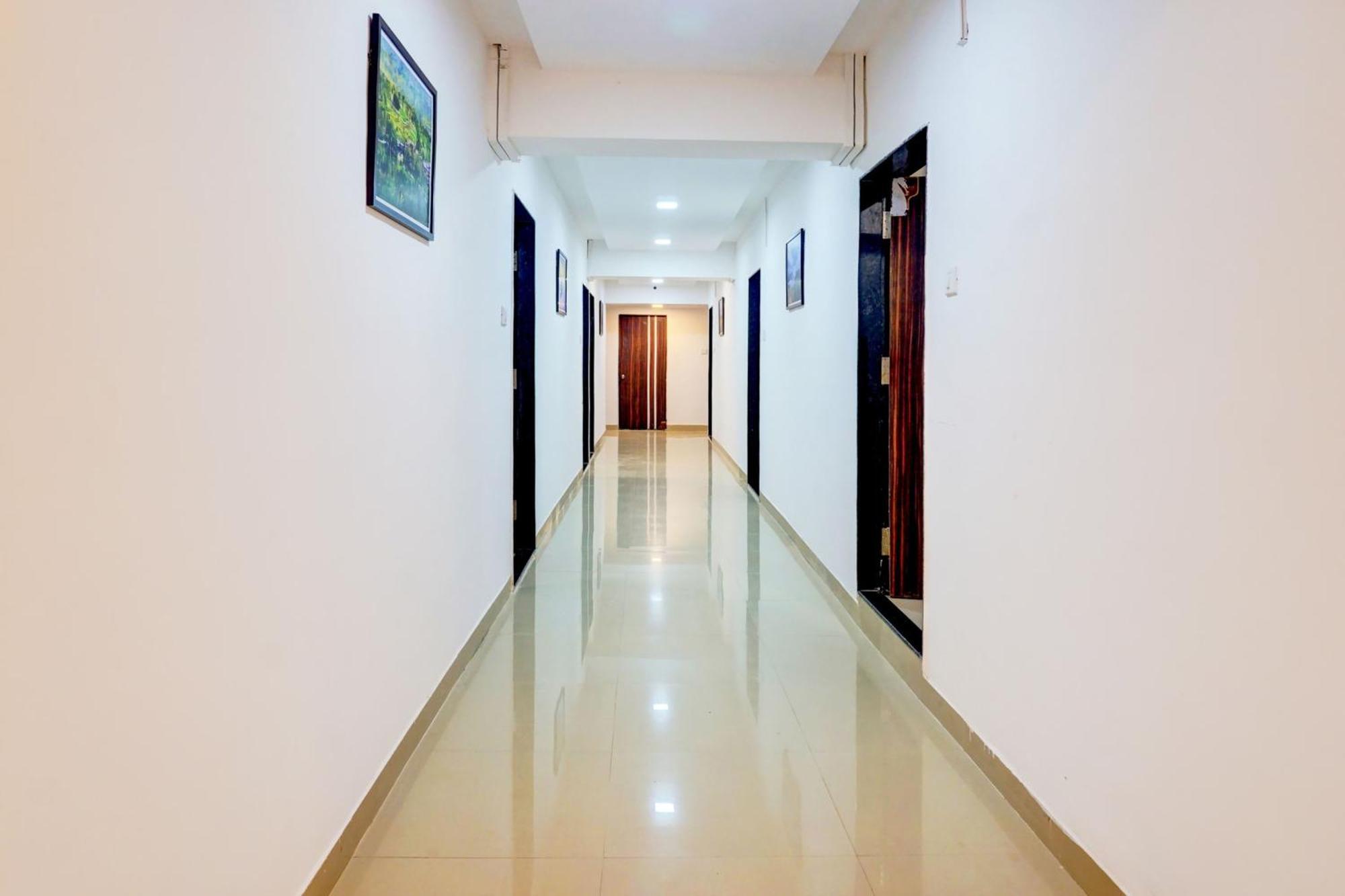 Super Collection O Vardhan Plaza Yerandwane Exterior photo