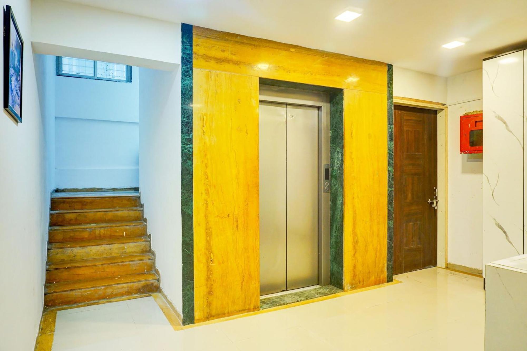 Super Collection O Vardhan Plaza Yerandwane Exterior photo