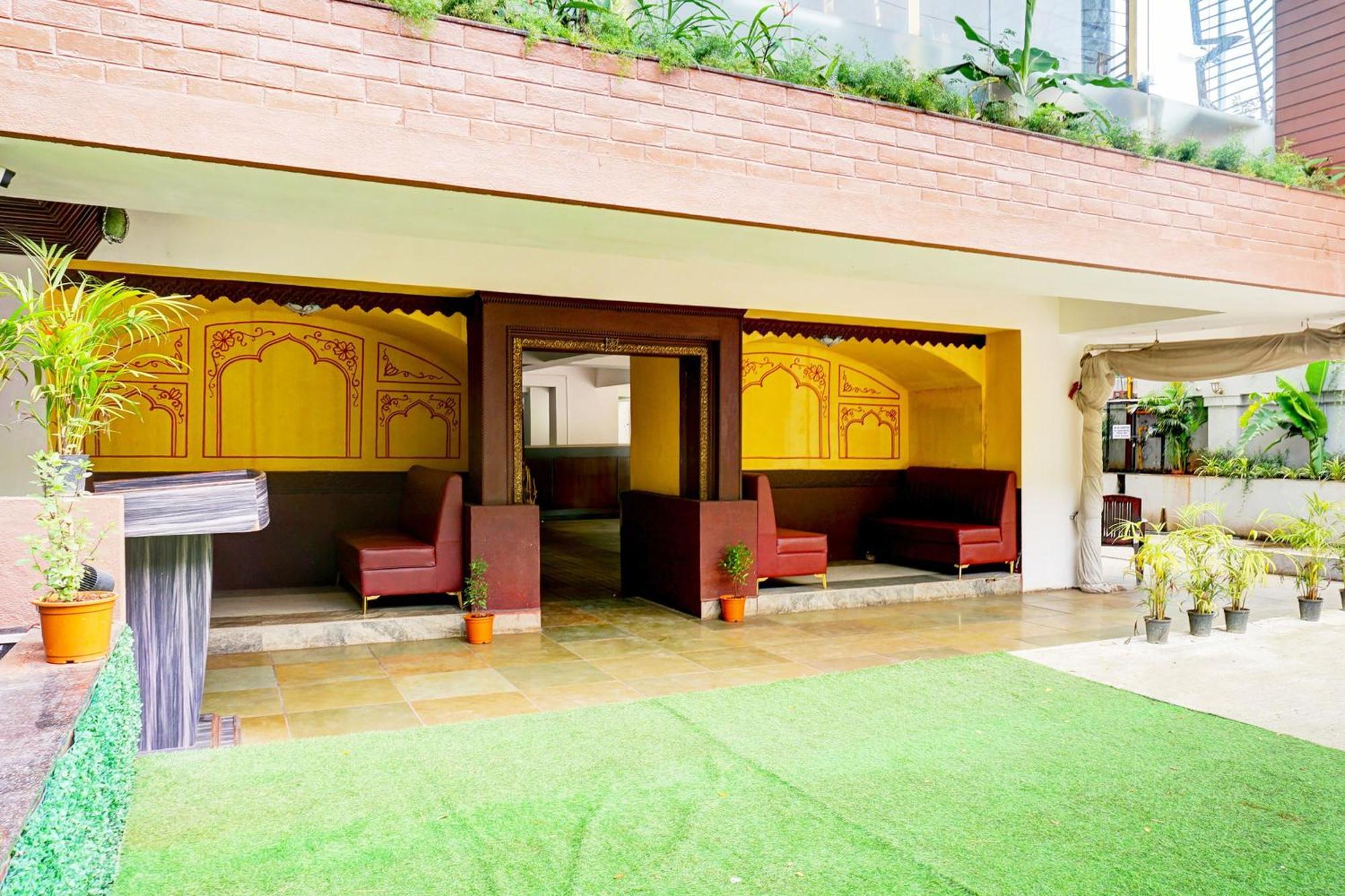 Super Collection O Vardhan Plaza Yerandwane Exterior photo